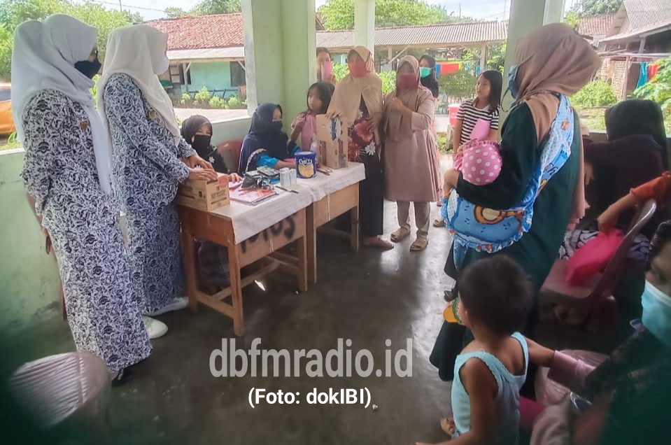 Sekretaris Ranting Way Urang Juni Ekawati, S.Tr.Keb memberikan paparan kepada warga tentang pentingnya Kesehatan Ibu dan Anak.